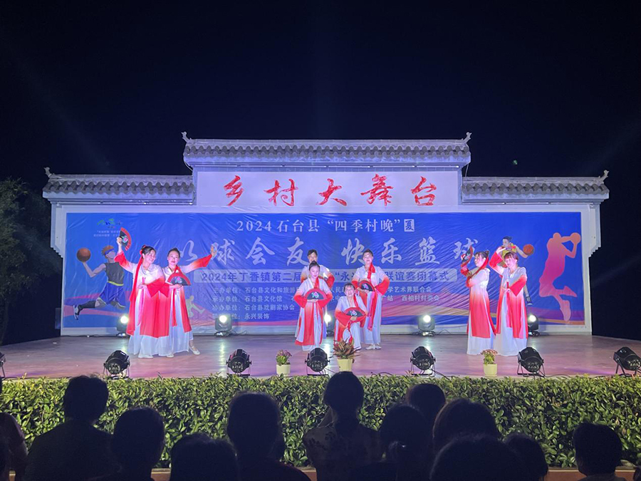 2024年石台县“四季春晚”夏季村晚文艺演出。石台县委宣传部供图