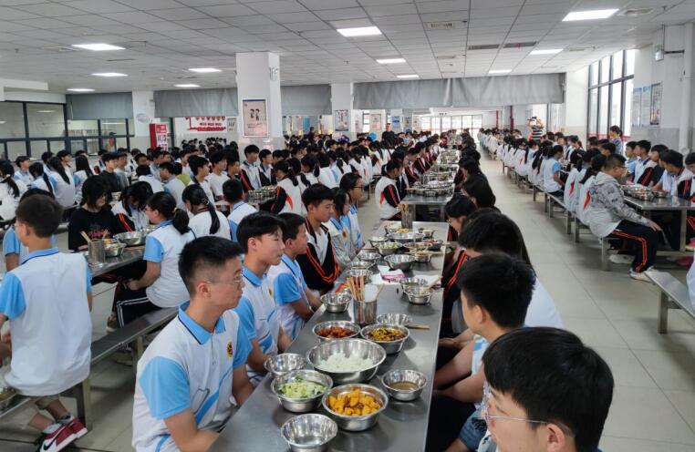 暑托服務包含中餐。
