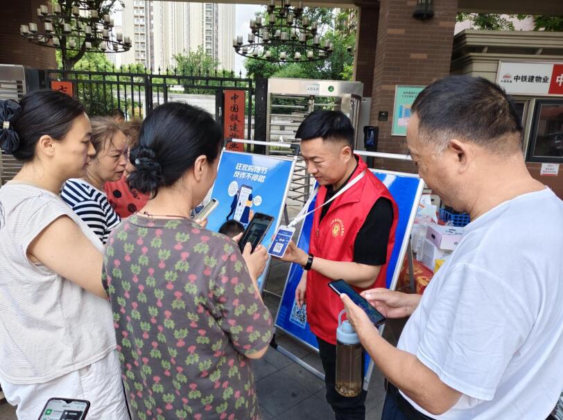 南岗科技园新城社区工作人员在蜀西公馆开展反诈宣传。