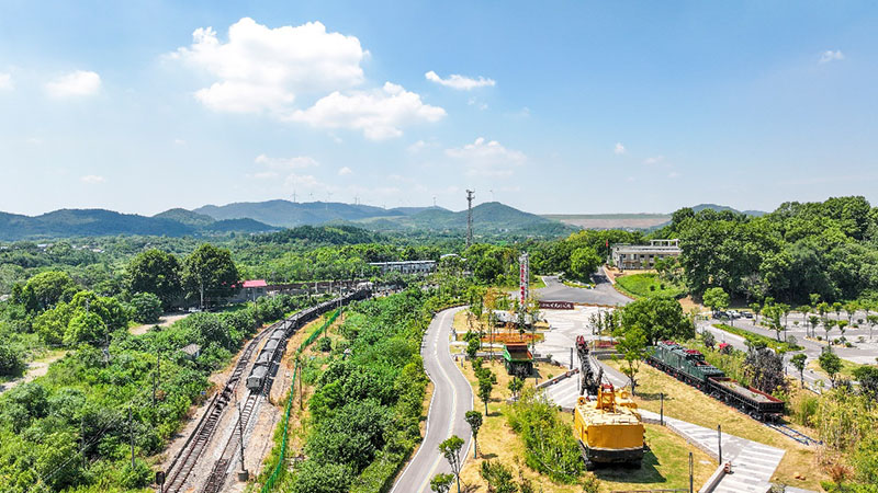 改建后的礦坑已成為一處令人心曠神怡的生態樂園。