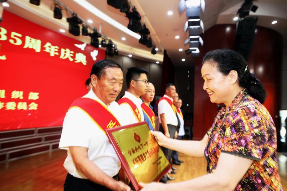 颁奖表彰。范胜明摄