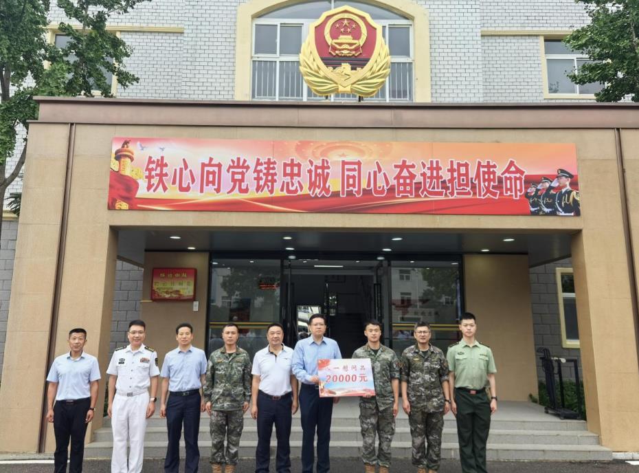 县领导带队慰问驻当地部队。