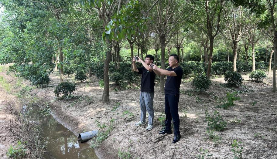 普查隊員採集文物信息。