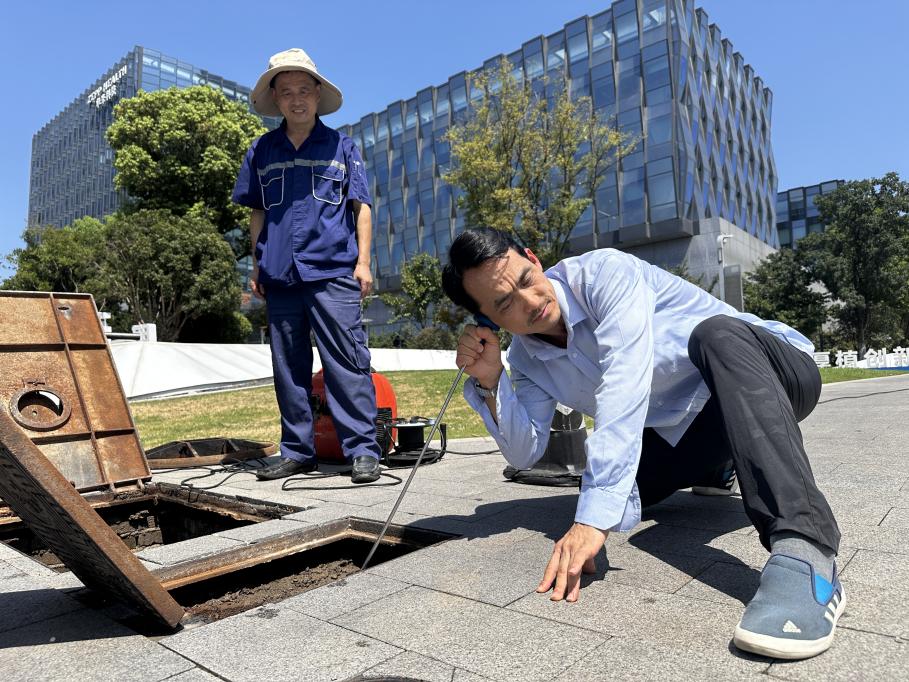 高新供水分公司檢漏員正在江西路中安創谷門口進行聽漏搶修工作。合肥供水集團供圖