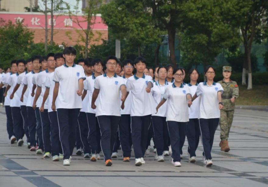 天长市高一新生开展军事训练和国防教育。徐正建摄