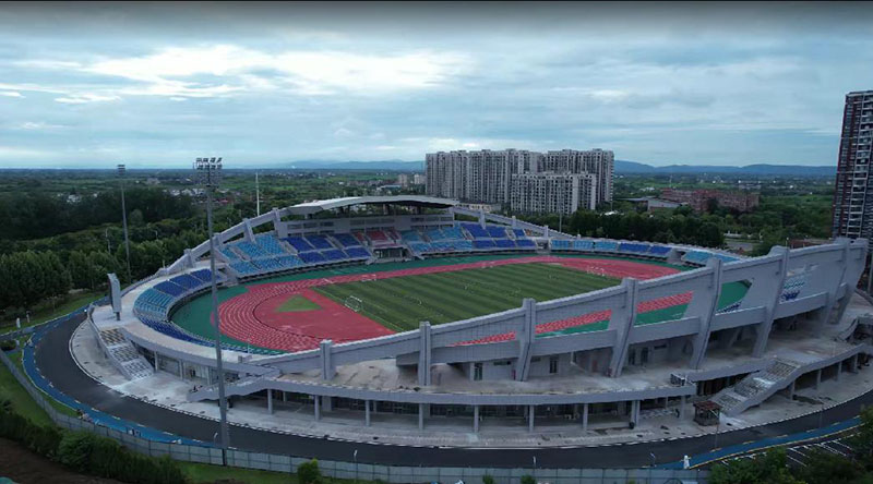 改造后的体育场全景。