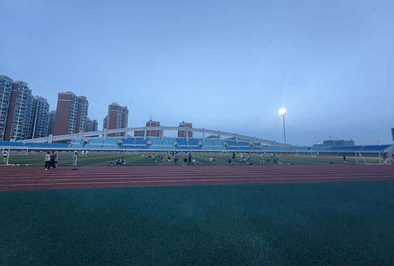 傍晚时分,附近群众在体育场内休闲锻炼。