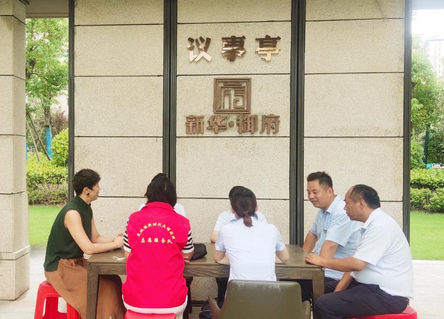 灵城镇庄陈社区新华御府小区邻里议事亭。谭天供图