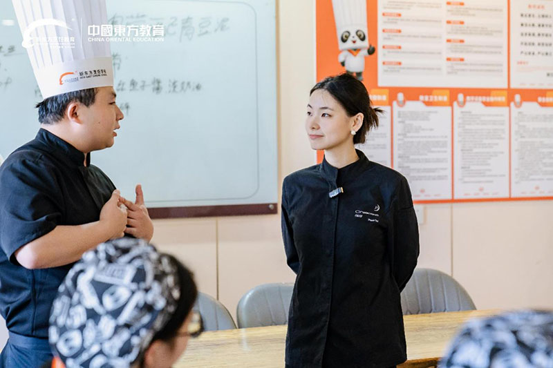 崔迪在新东方烹饪学校参观交流。