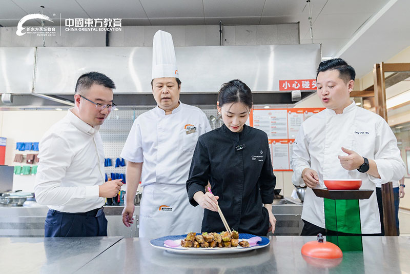 崔迪在新东方烹饪学校参观交流。