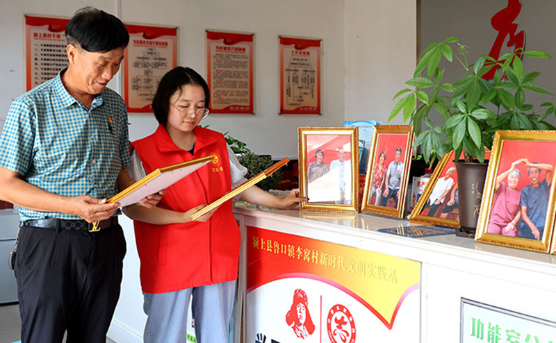 颍上縣魯口鎮組織開展“愛在七夕 留住美好”主題攝影活動。