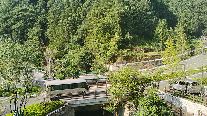 中巴車在大山村通行。人民網 胡雨鬆攝