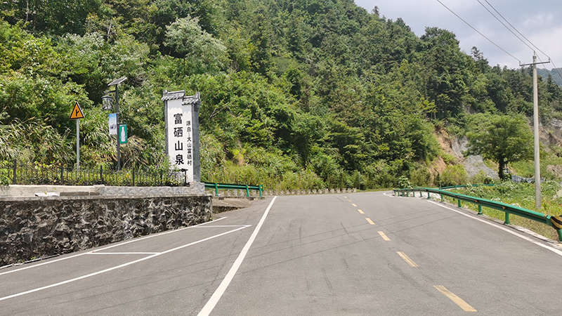 水廠前新修的馬路平坦開闊。人民網 胡雨鬆攝