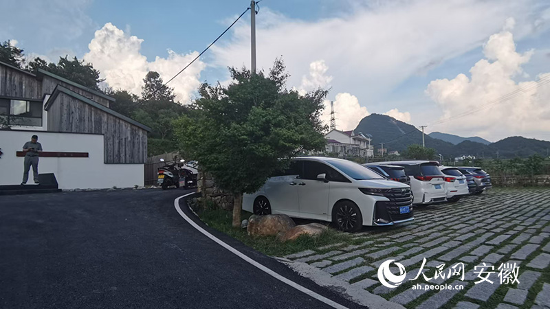 民宿外停車場停滿來自長三角的小汽車。人民網 胡雨鬆攝