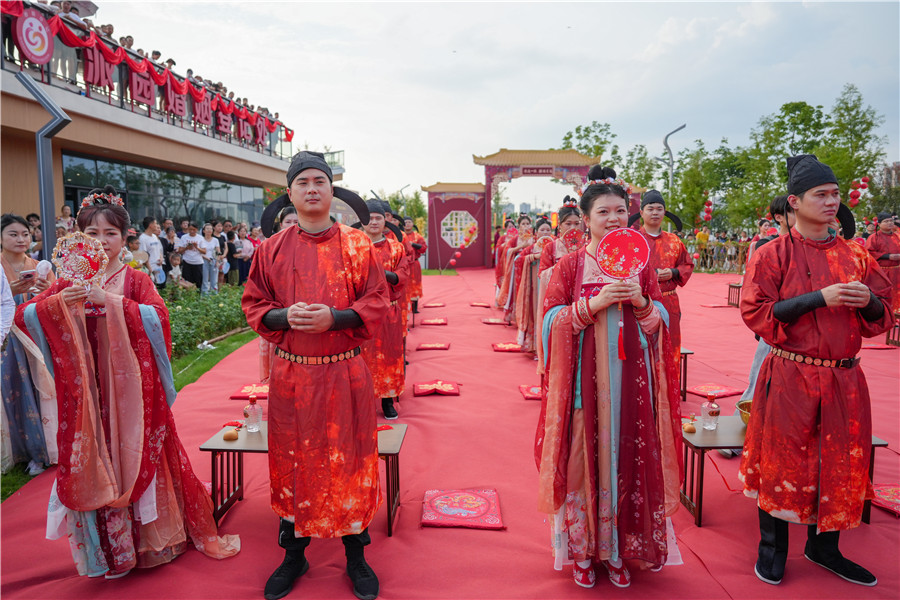 8月10日，七夕当天，20对新人在肥西县派园举办中式婚礼。人民网记者 苗子健摄