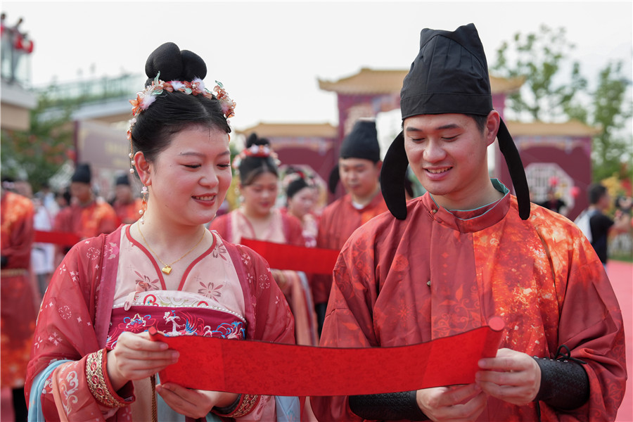 8月10日，七夕当天，20对新人在肥西县派园举办中式婚礼。人民网记者 苗子健摄