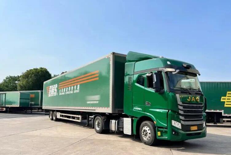 由江淮汽車與智加科技聯合開發的江淮跨越K7+智能重卡。