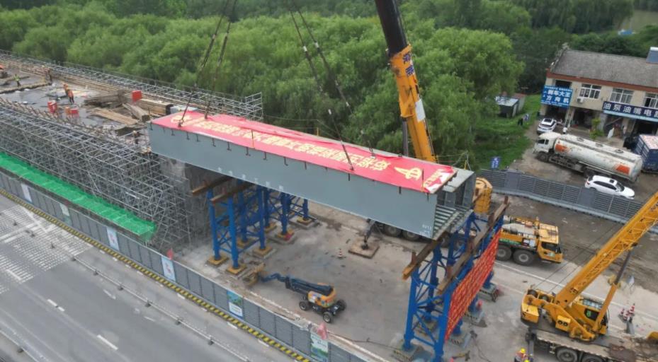G312合六路（新桥大道-小庙界）快速化改造工程施工现场。