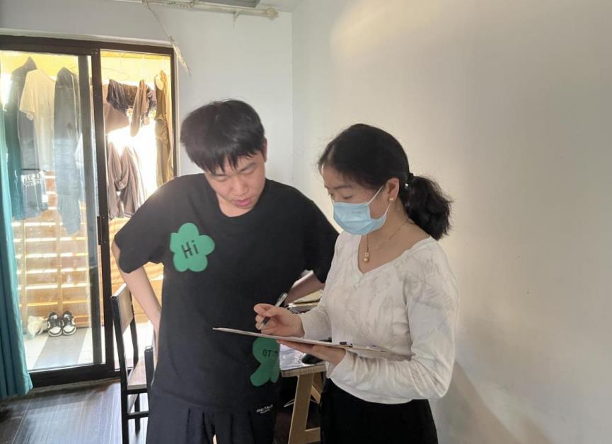 網格員胡金鑫入戶走訪。