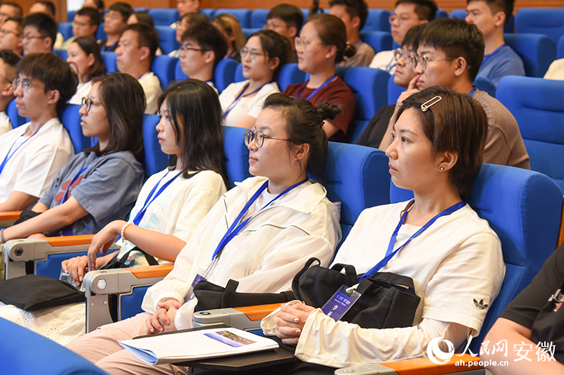 来自省内外14所知名高校、13个省市的50名优秀青年学子齐聚一堂，共赴“皖”美之约。人民网记者 李希蒙摄.jpg