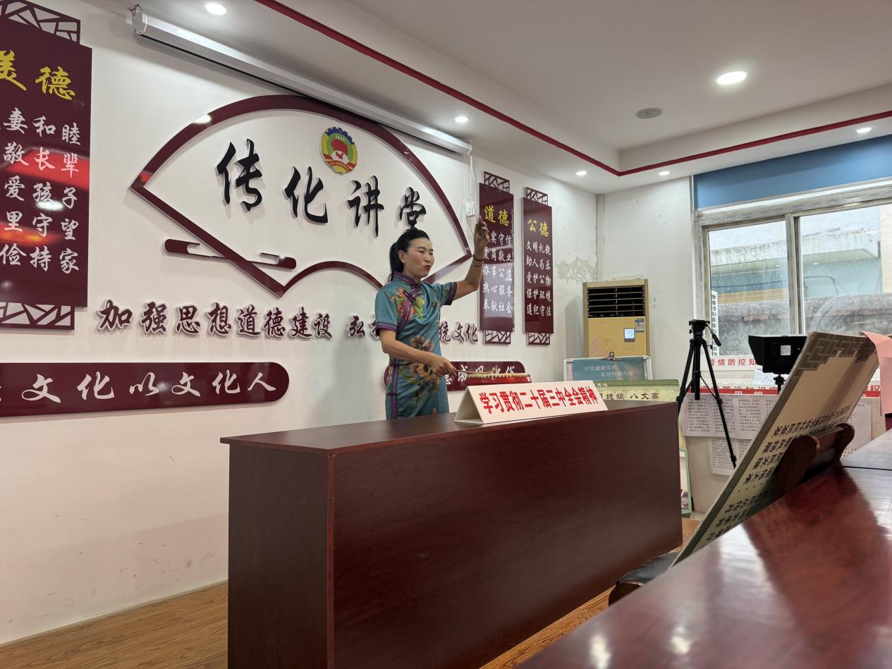 志愿者正在“传化讲堂”排练节目。人民网 吕欢欢摄