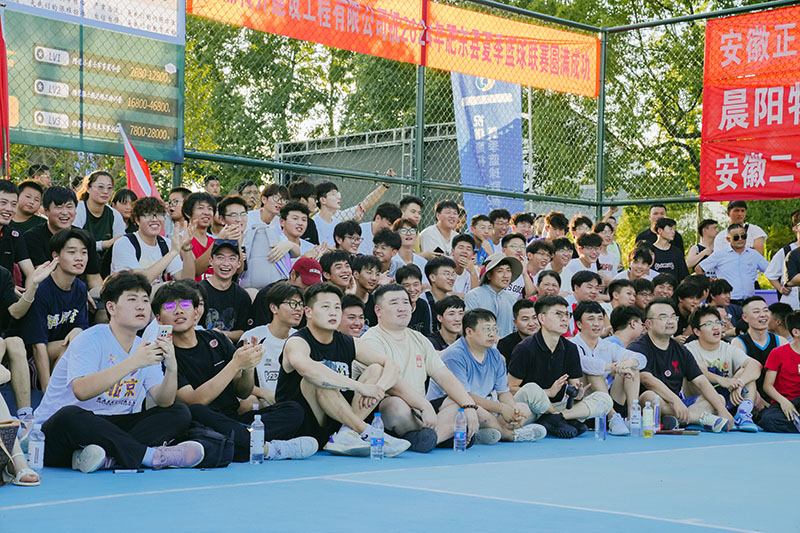 市民在现场观看比赛。