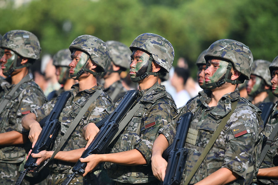 2024年8月9日，安徽合肥，在武警安徽总队合肥支队营区，参与军事课目演示的官兵精神饱满斗志昂扬。