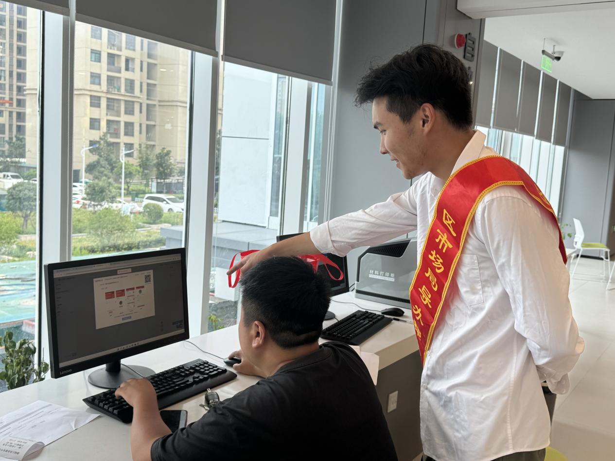 工作人员耐心帮助群众