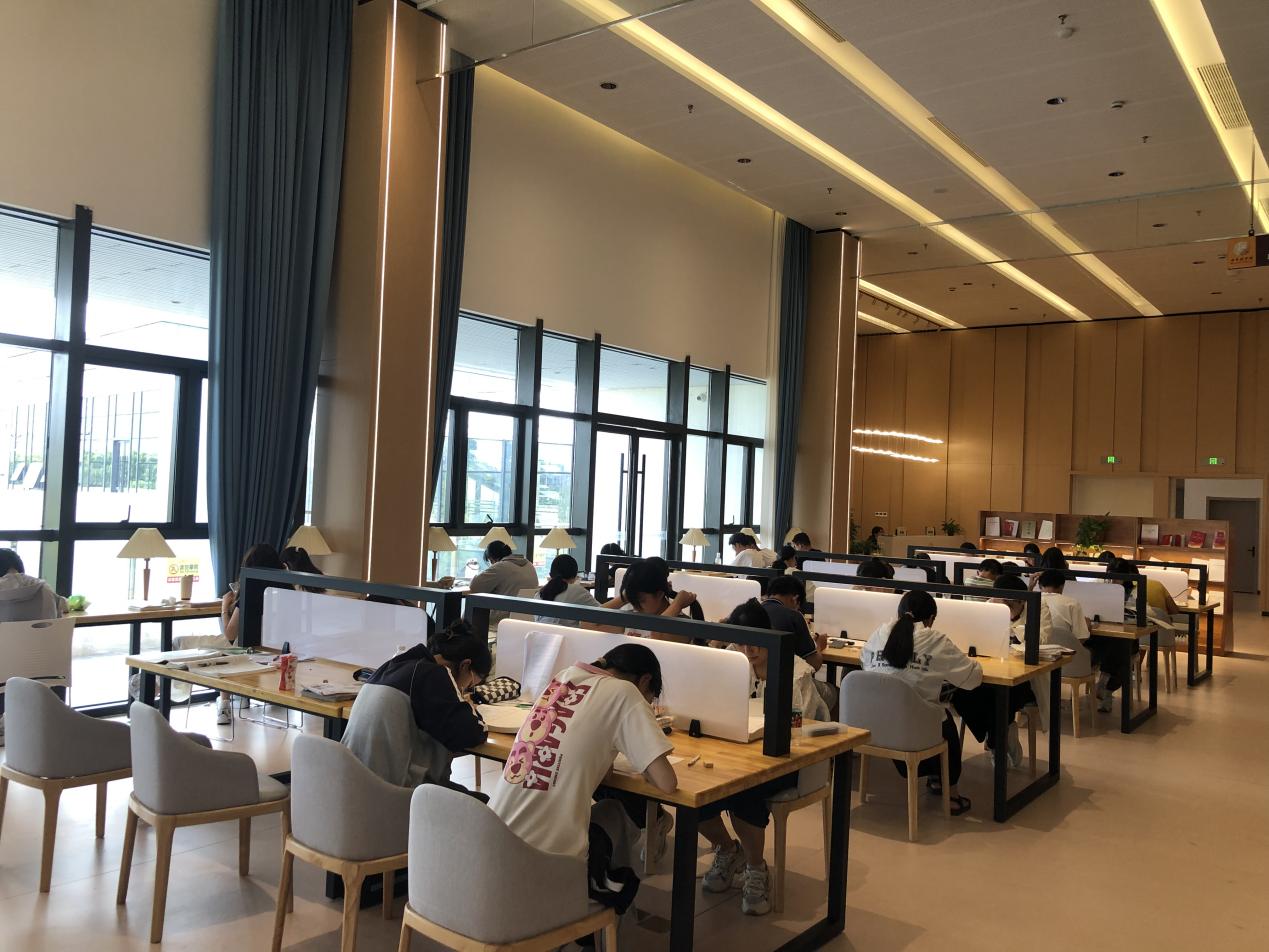 读者在图书馆内认真阅读。