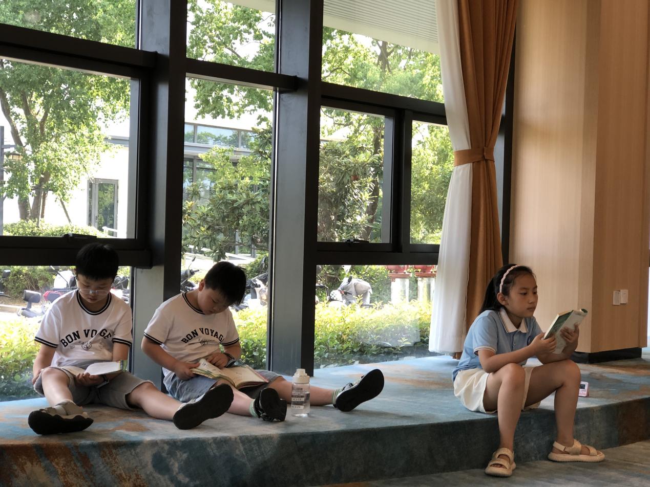 小朋友在认真阅读。
