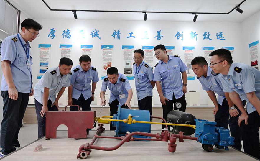 “丁丁工匠工作室”成员在研究K车风动自卸装置原理。张艳摄