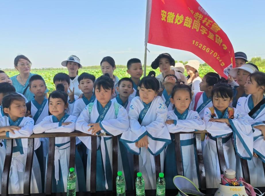 小朋友穿着汉服吟诵荷花相关的古诗词。李域摄
