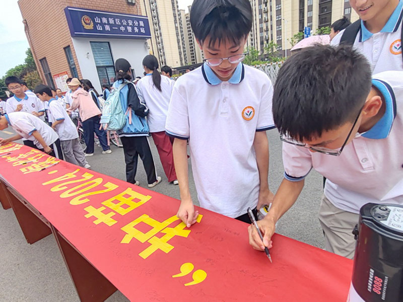 “掃黃打非•護苗”宣傳活動現場。