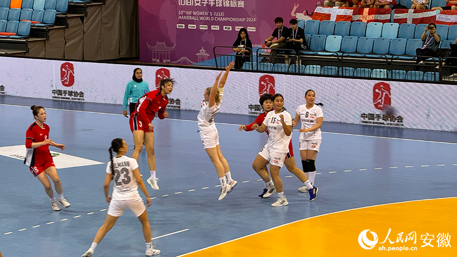第十届世界青年（U18）女子手球锦标赛比赛瞬间。人民网 郭昊摄