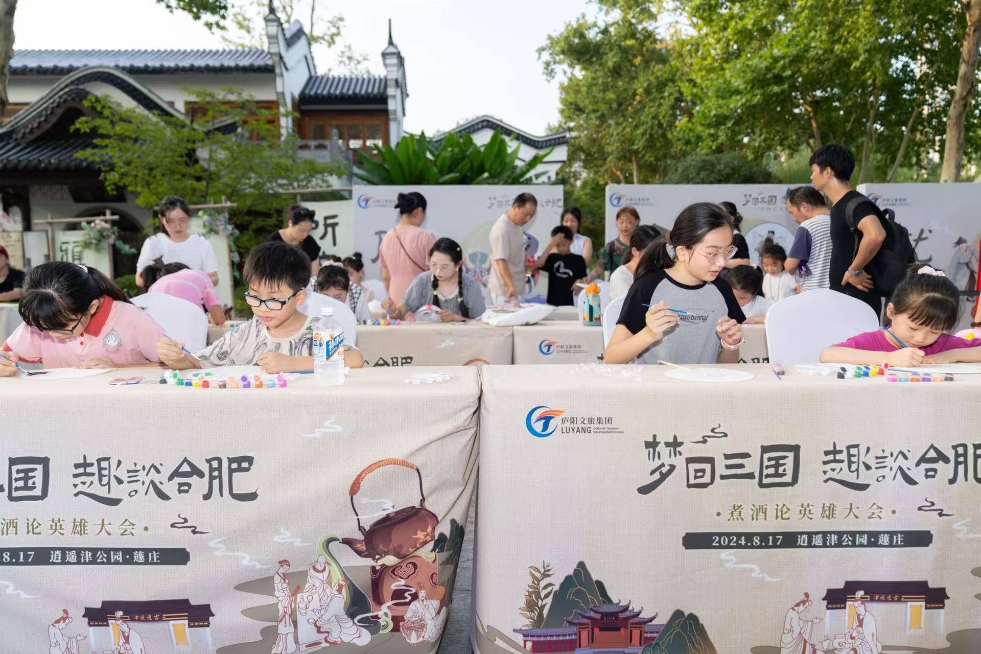 三国文化潮市集吸引了小朋友前来体验打卡。主办方供图