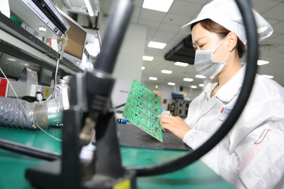 安徽和晶智能科技有限公司生產車間，工人在進行手工插件作業。杜磊攝