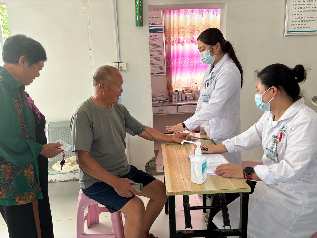 医疗队在孙庙乡开展的慢病义诊活动。利辛县孙庙乡供图