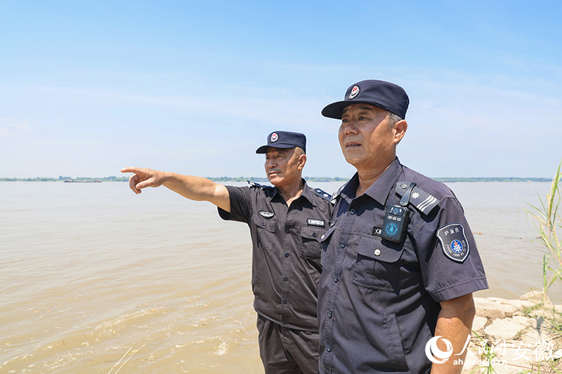 護漁員張桂發（右）和張宏在江畔巡護。人民網記者 張俊攝