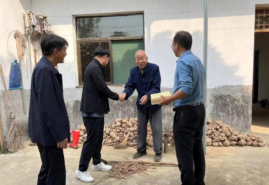 金牛镇开展上门送学活动。