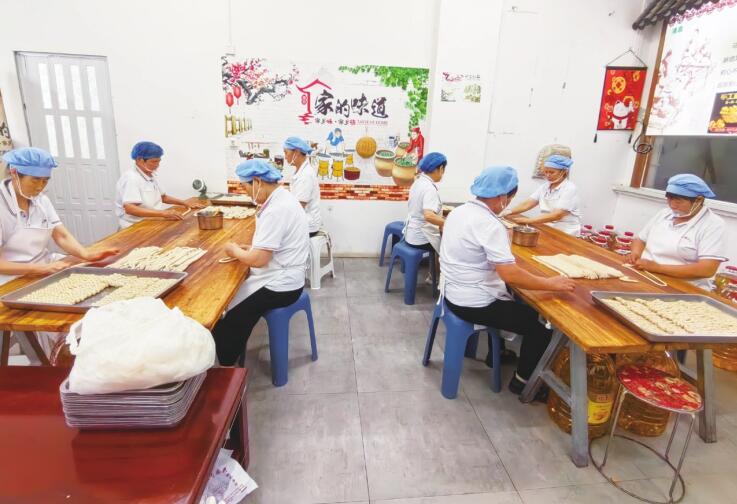 手工制作麻花现场。