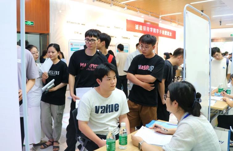 合肥国际人才城招聘会现场。
