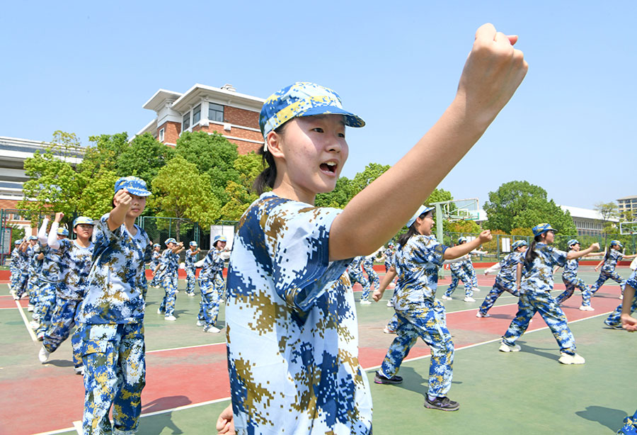 2024年8月25日，安徽省淮南二中高一新生在運動場上練習防身術。