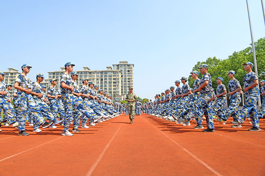 2024年8月25日，安徽省淮南二中高一新生在運動場上進行隊列訓練。