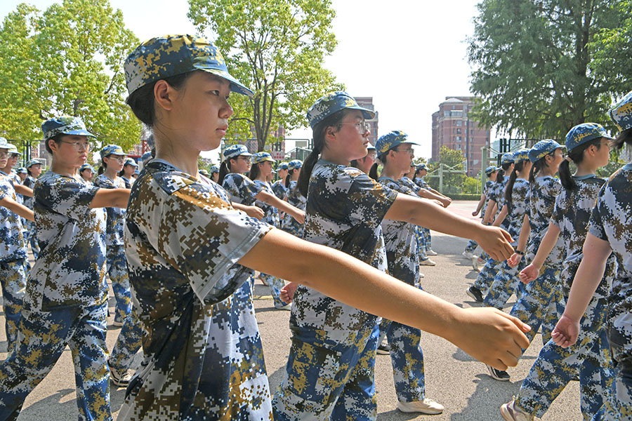 2024年8月25日，安徽省淮南二中高一新生在運動場上進行隊列訓練。