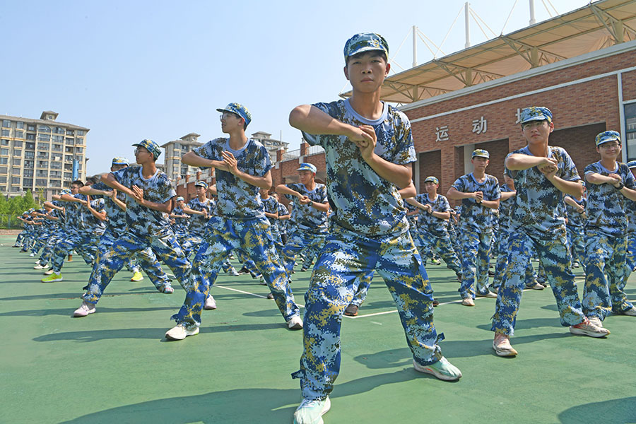 2024年8月25日，安徽省淮南二中高一新生在运动场上练习军体拳。