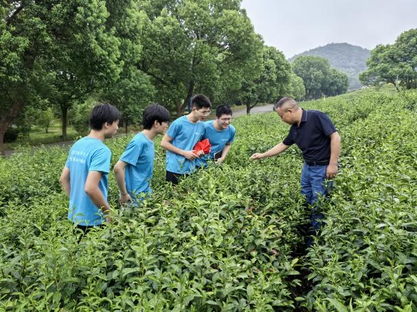 敬亭绿雪公司总经理包宗国向团队成员介绍敬亭绿雪基本情况。张传扬摄