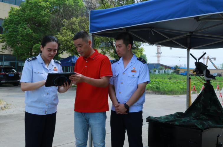 在相品智能科技有限公司演示区，税务人员详细了解无人排爆机器人研发和使用情况。邱炜炜供图