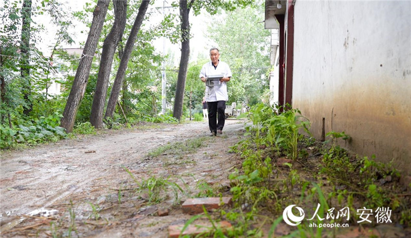 即使刚下过雨的路面泥泞不堪，李峰坚持按时上门为村民做健康检测。人民网记者 王锐摄