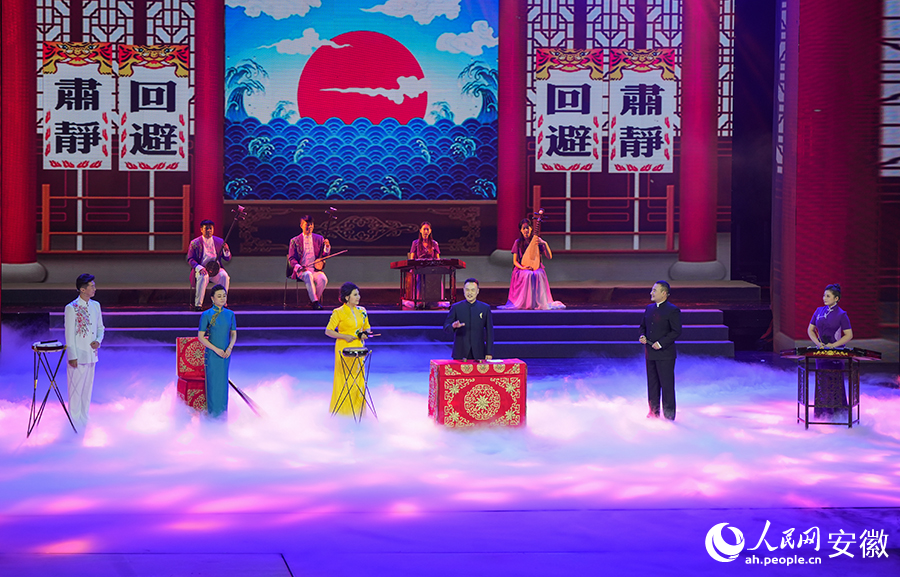 曲艺串烧《天南地北唱包公》,用评书的演绎形式串联京韵大鼓、长子鼓书、苏州评弹、淮河琴书等四种鼓曲。人民网记者 王锐摄