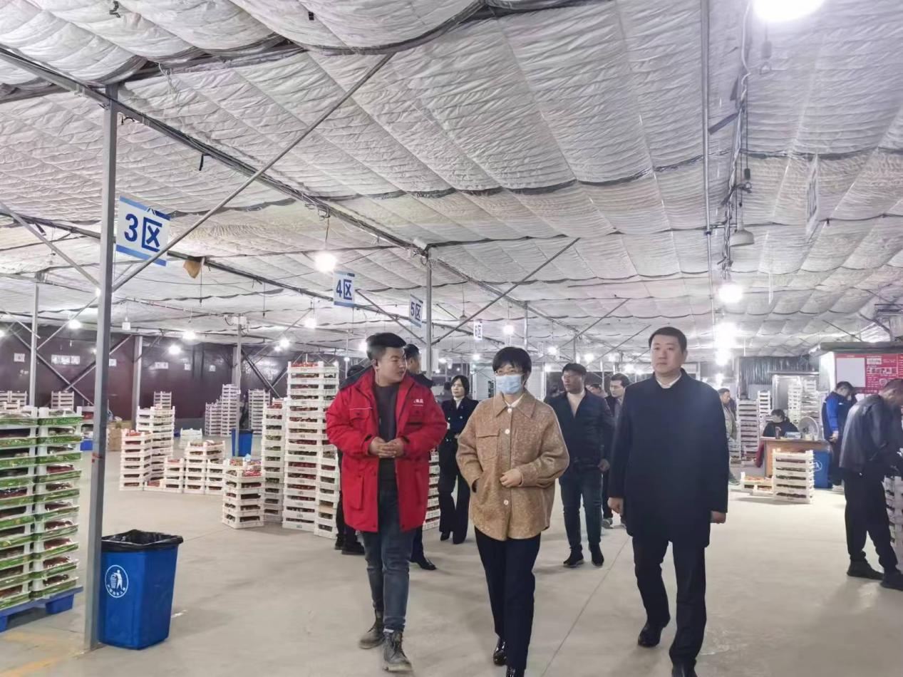 工行合肥分行副行長侯梅夜間帶隊赴草莓分揀中心了解市場交易情況。 工行長豐支行供圖